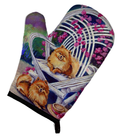 Dog on Oven Mitt (Dog Breed: Pomeranian)
